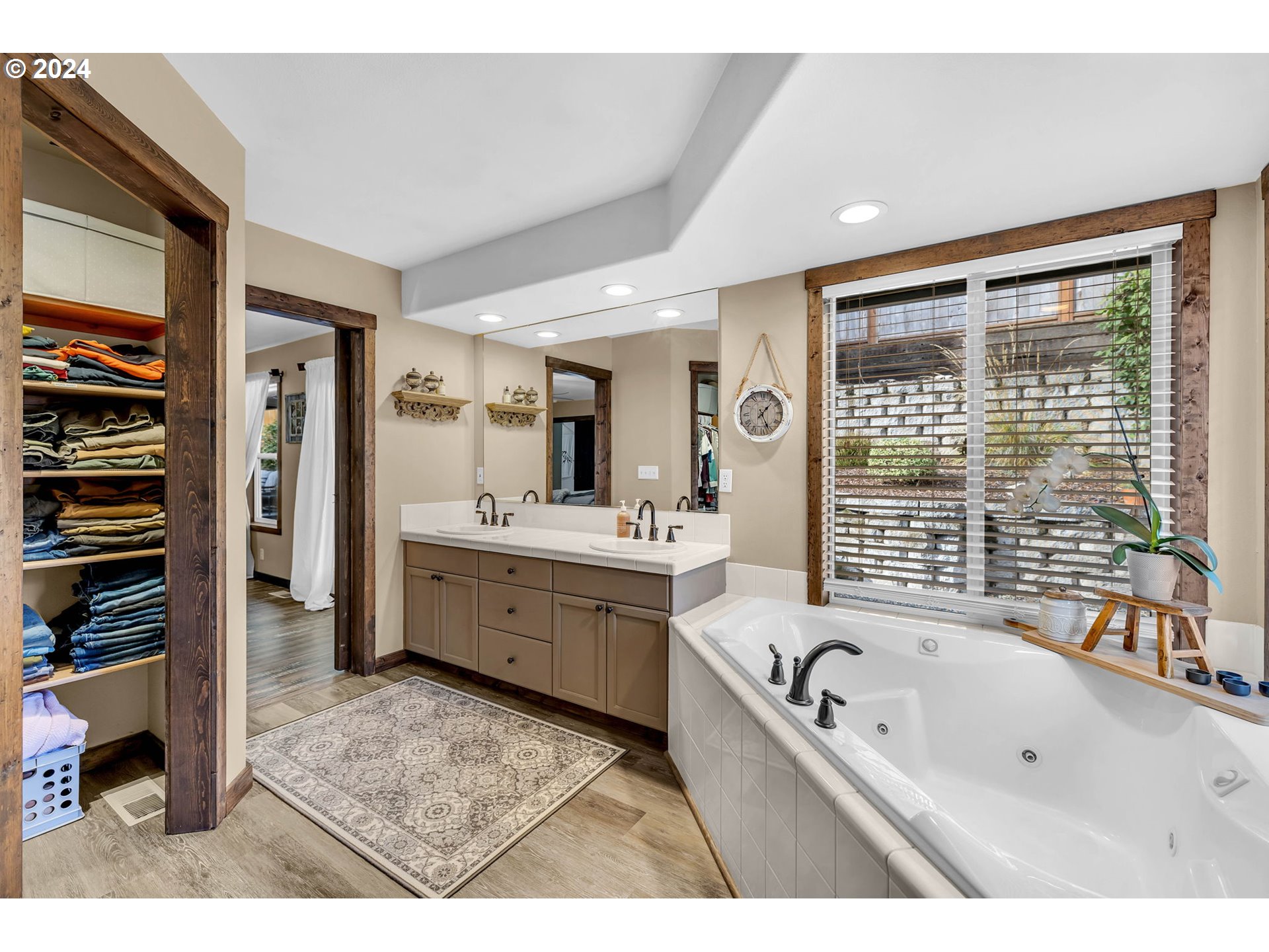 1127 E PIONEER LOOP