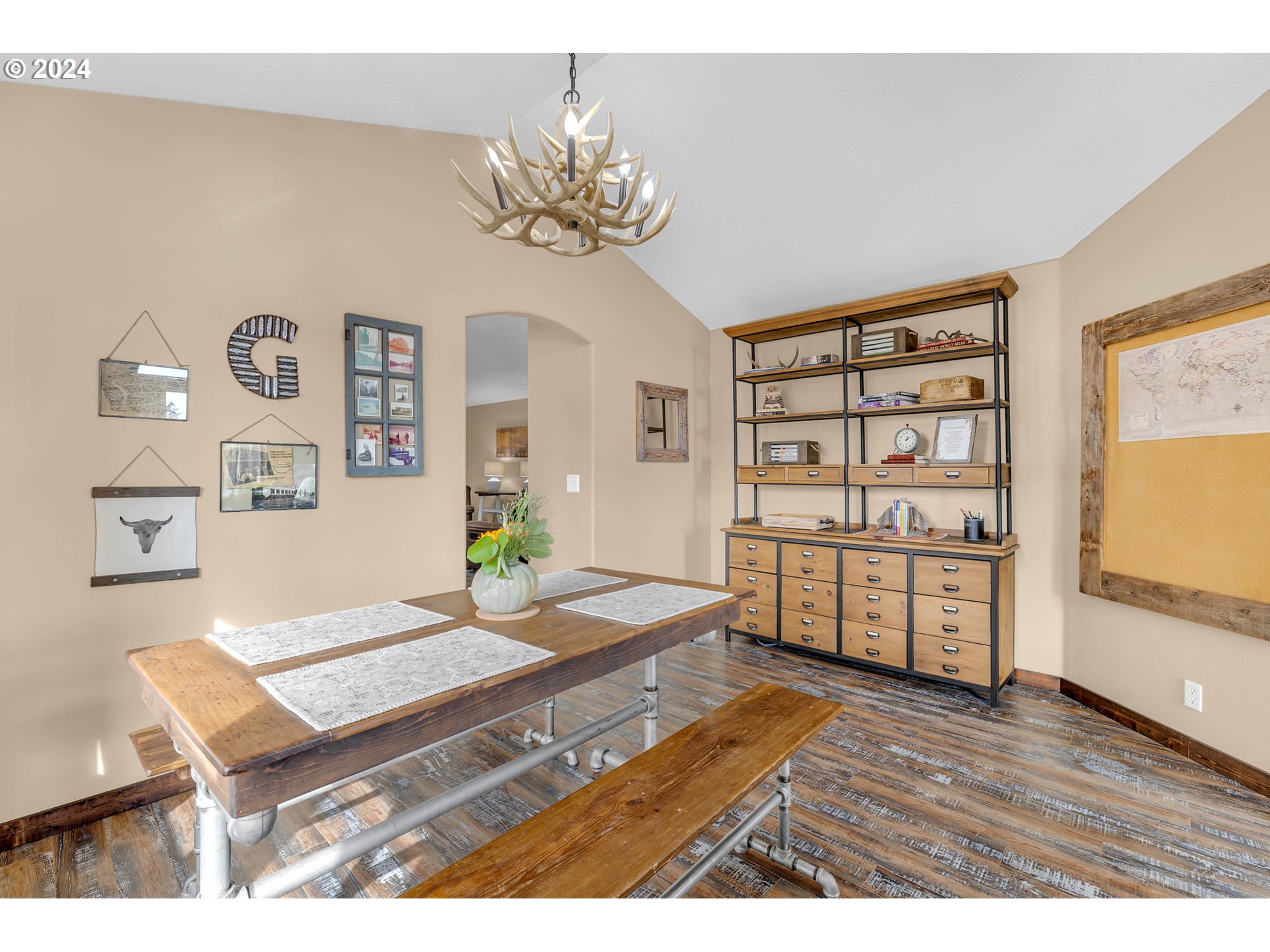 1127 E PIONEER LOOP