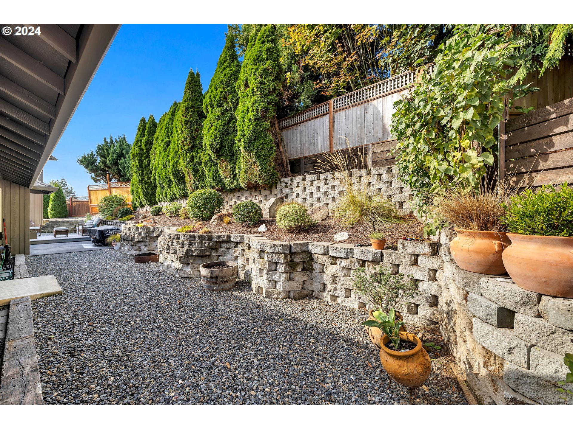 1127 E PIONEER LOOP
