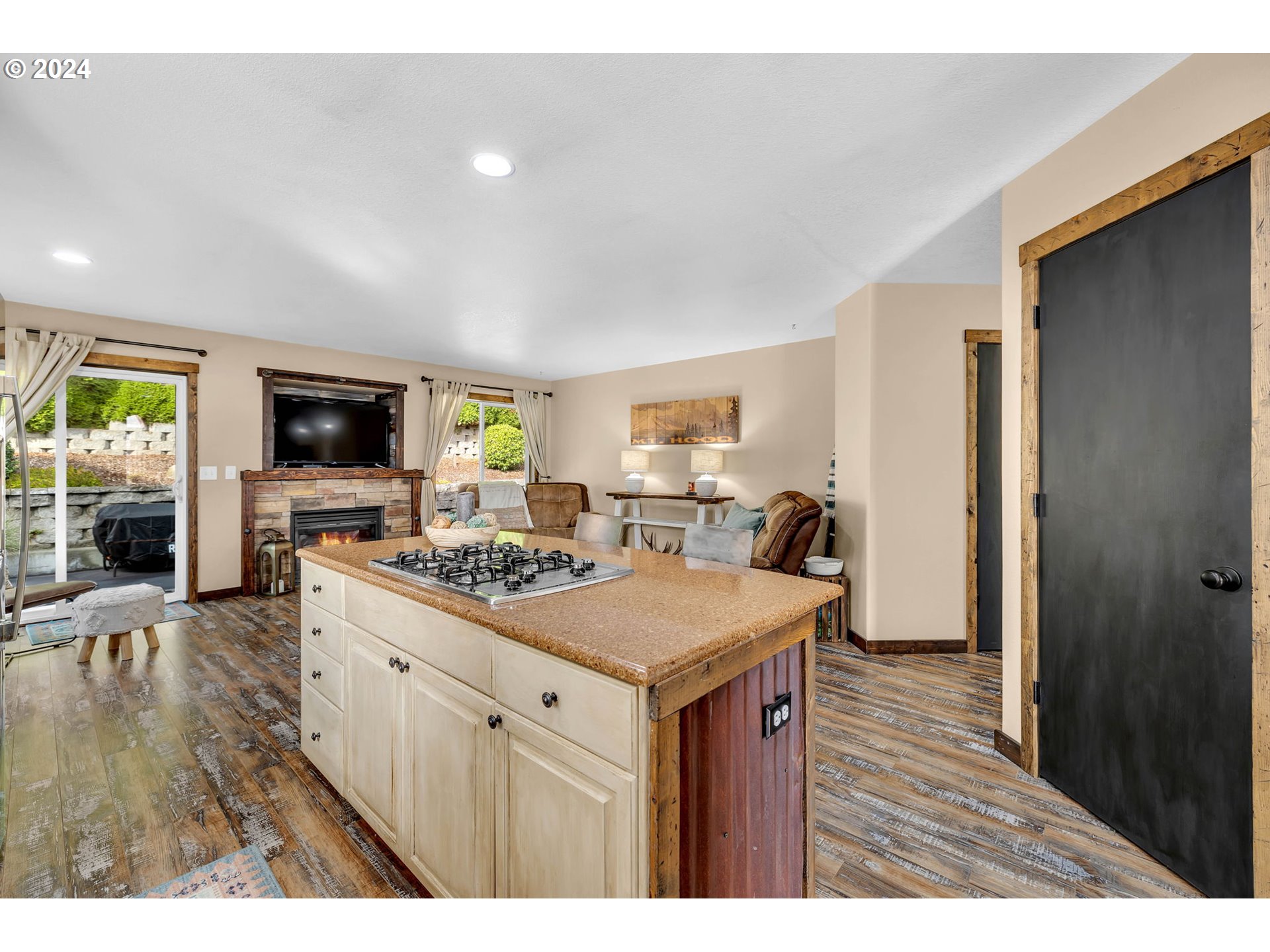 1127 E PIONEER LOOP