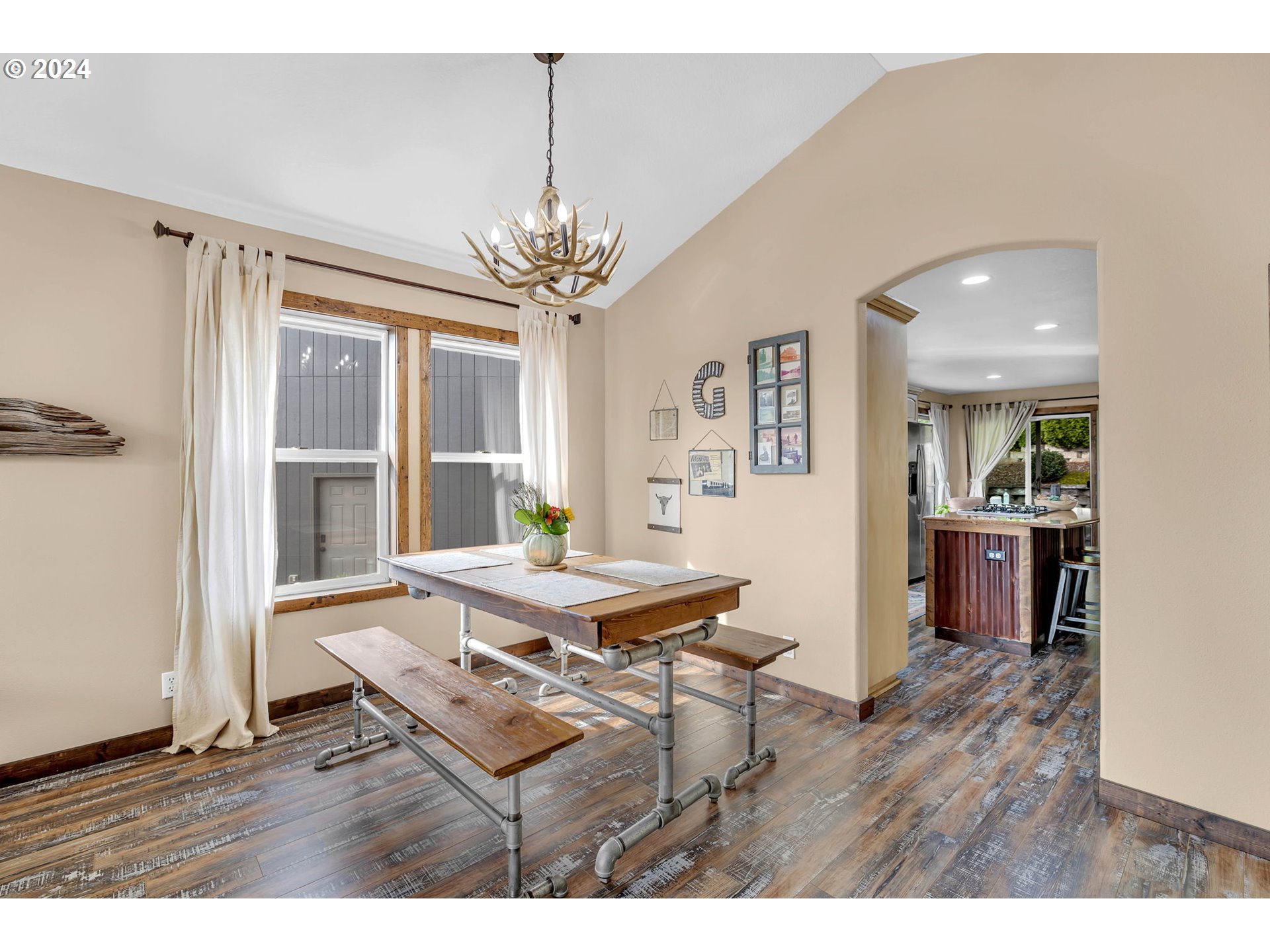 1127 E PIONEER LOOP