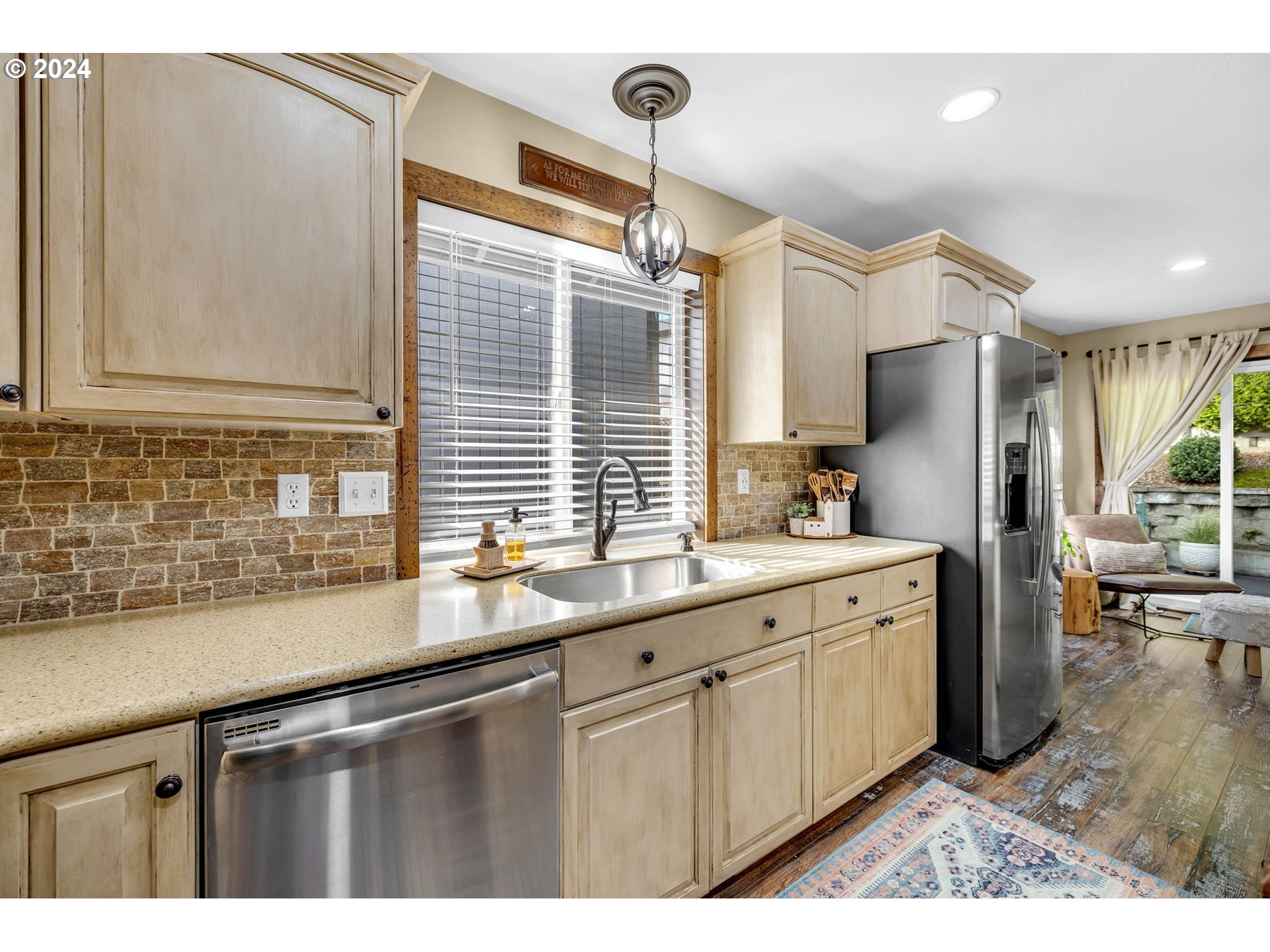 1127 E PIONEER LOOP