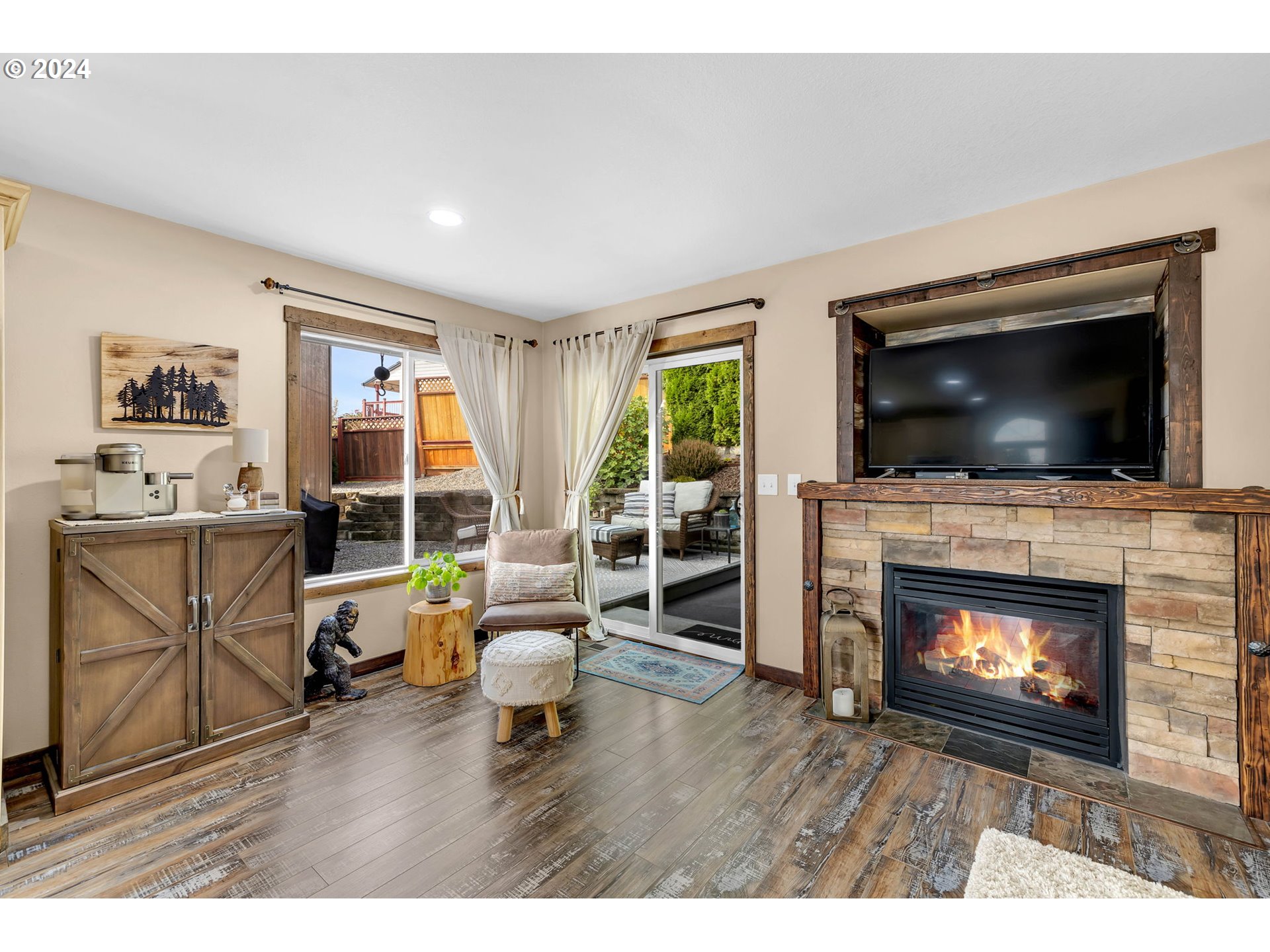 1127 E PIONEER LOOP