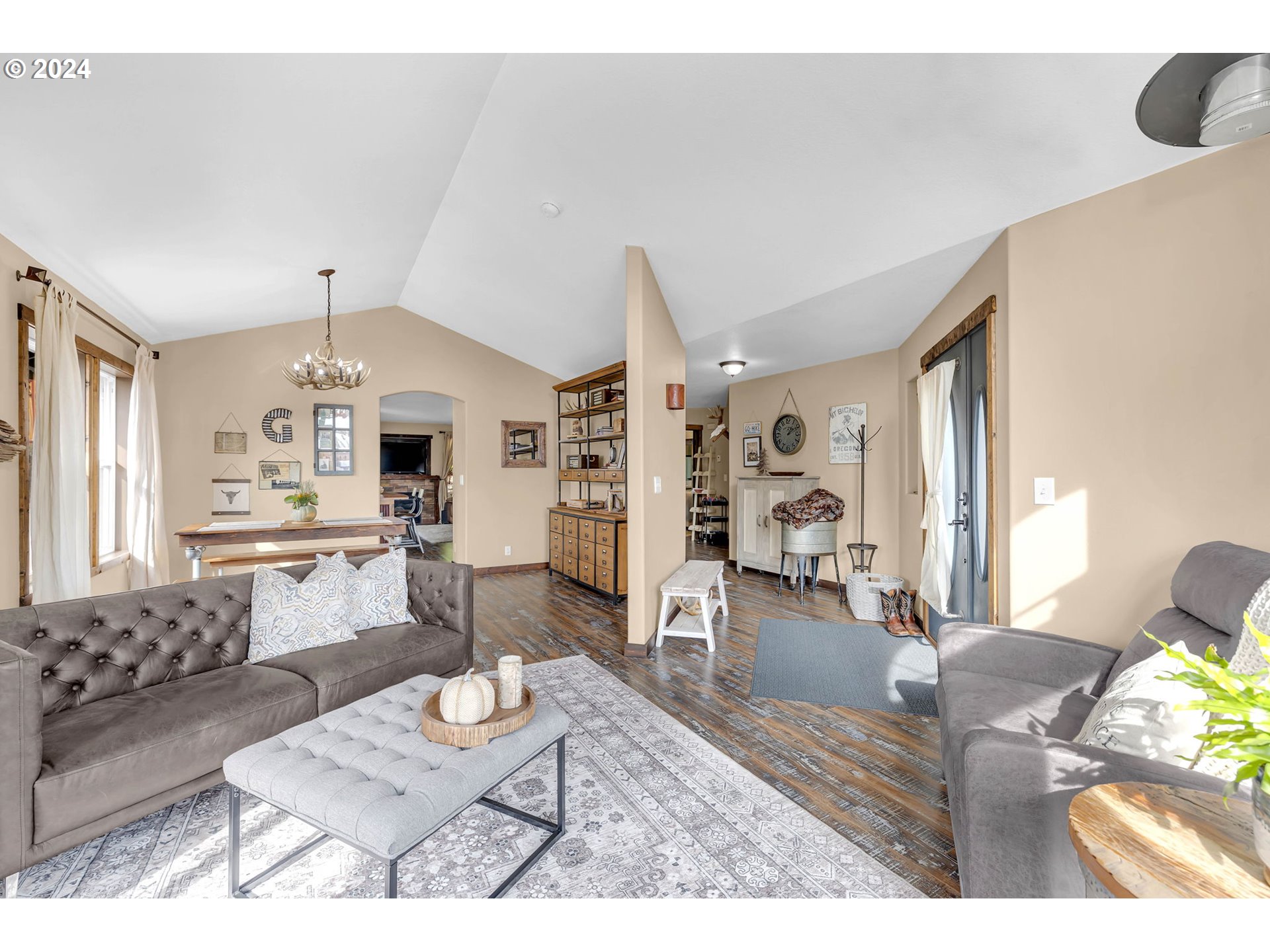1127 E PIONEER LOOP