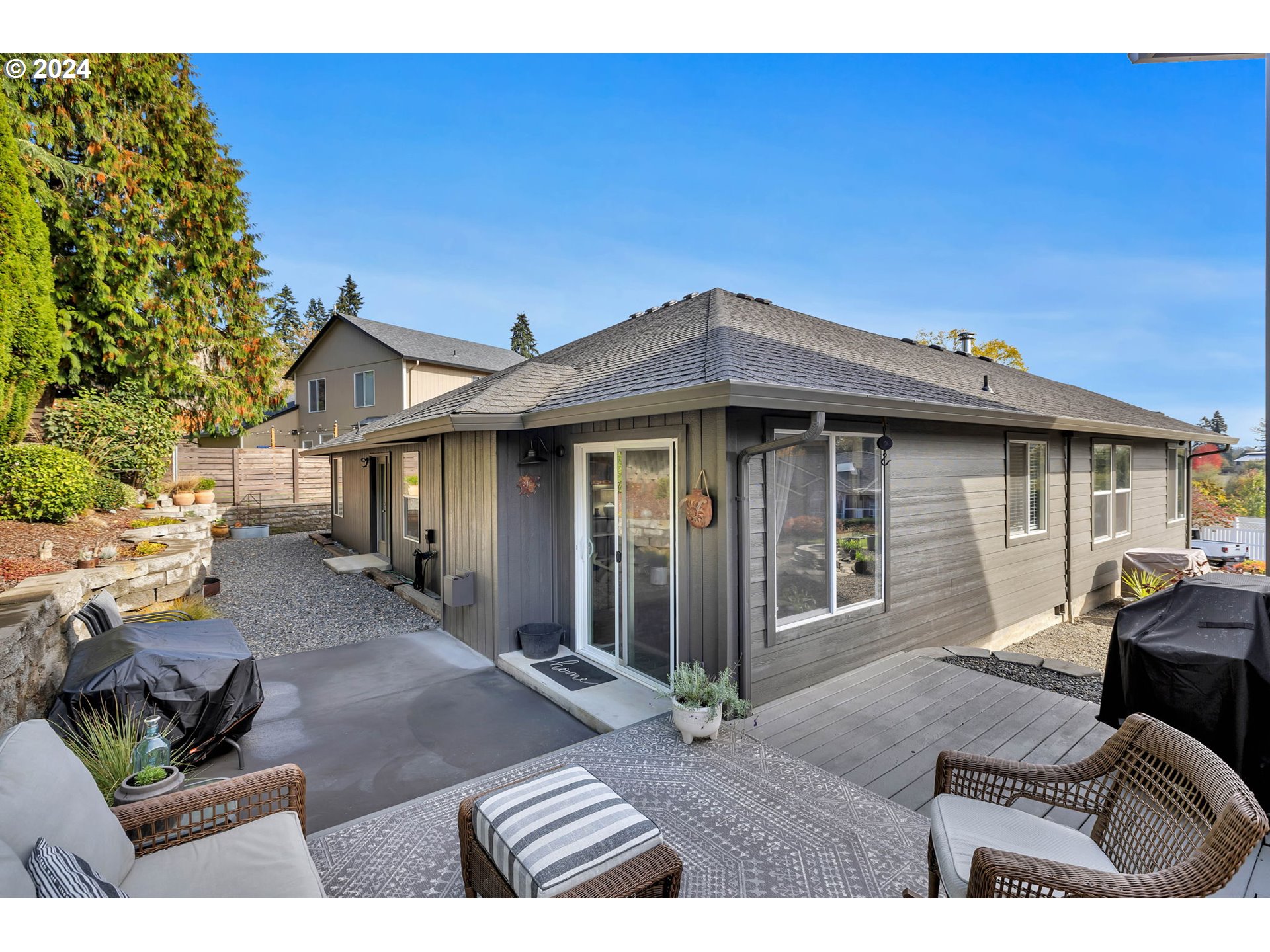 1127 E PIONEER LOOP