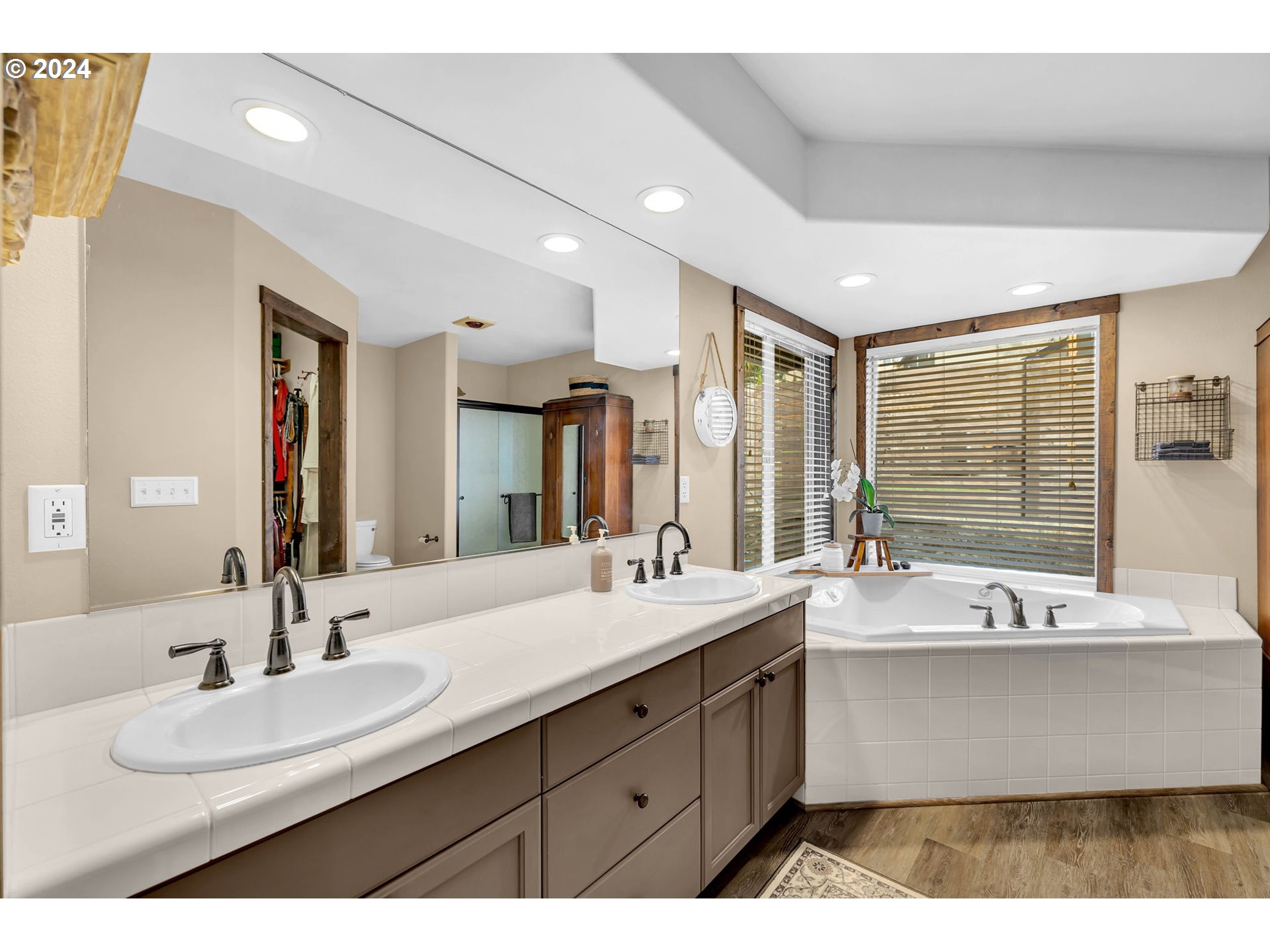 1127 E PIONEER LOOP