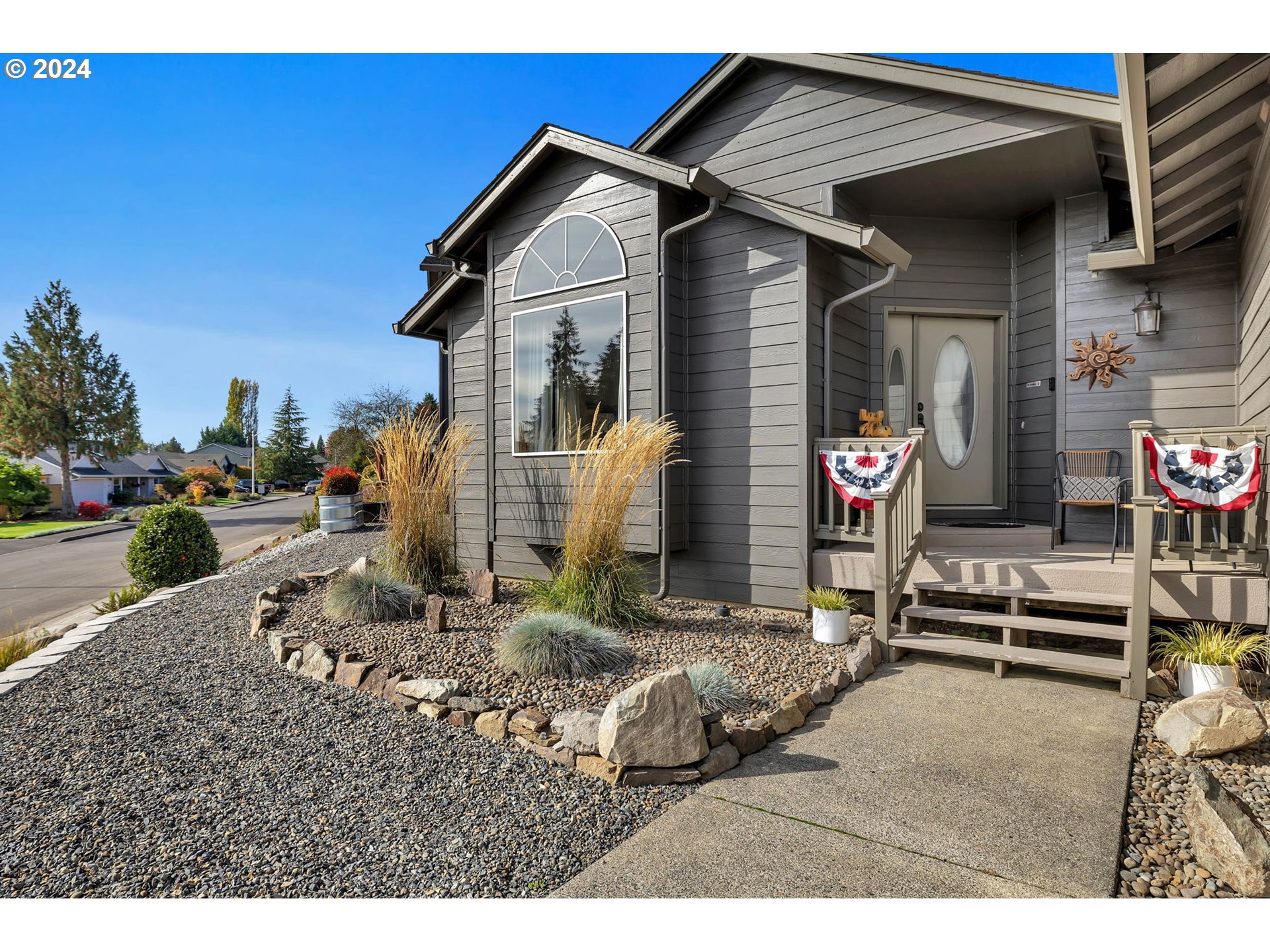 1127 E PIONEER LOOP
