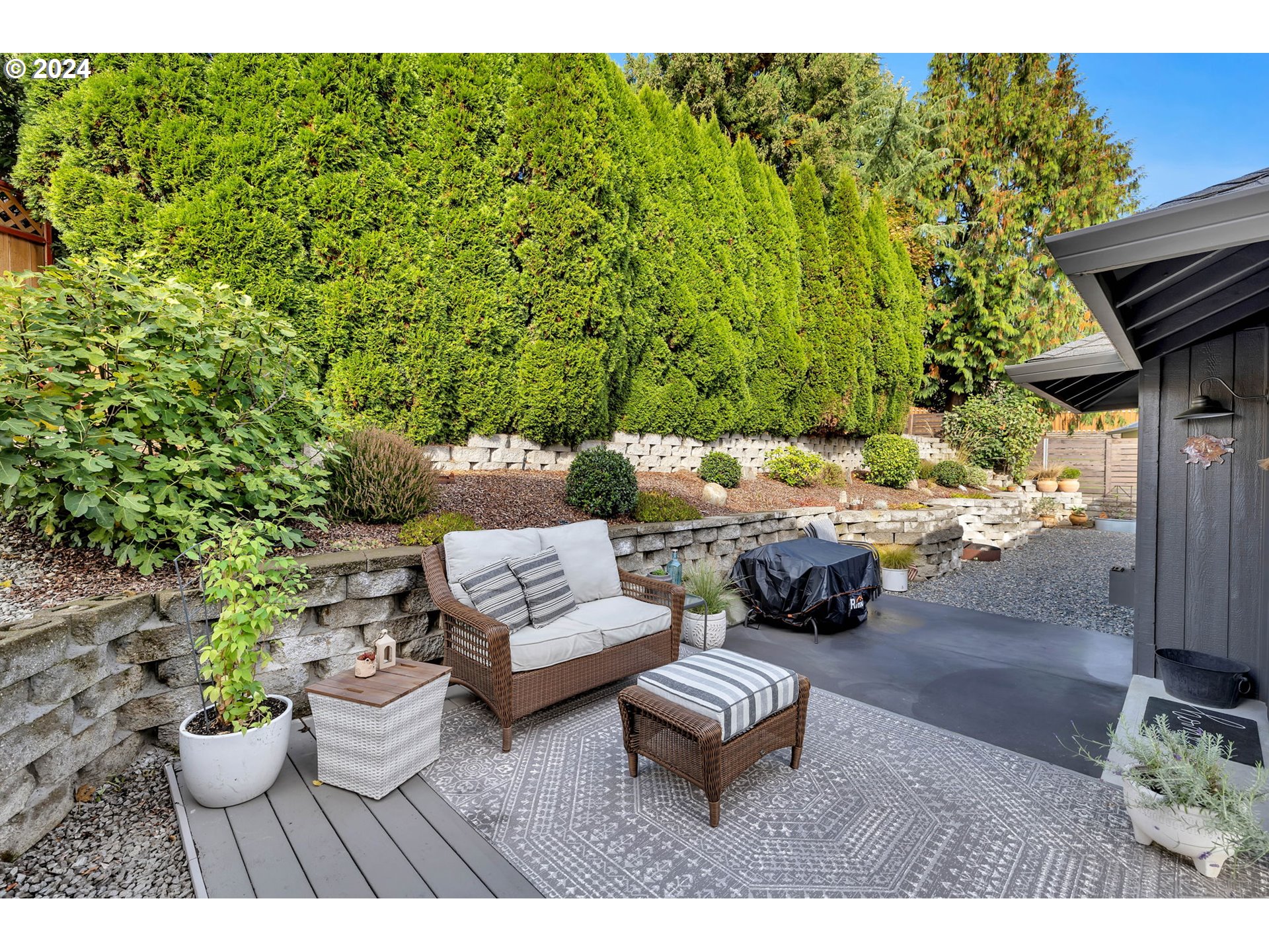 1127 E PIONEER LOOP