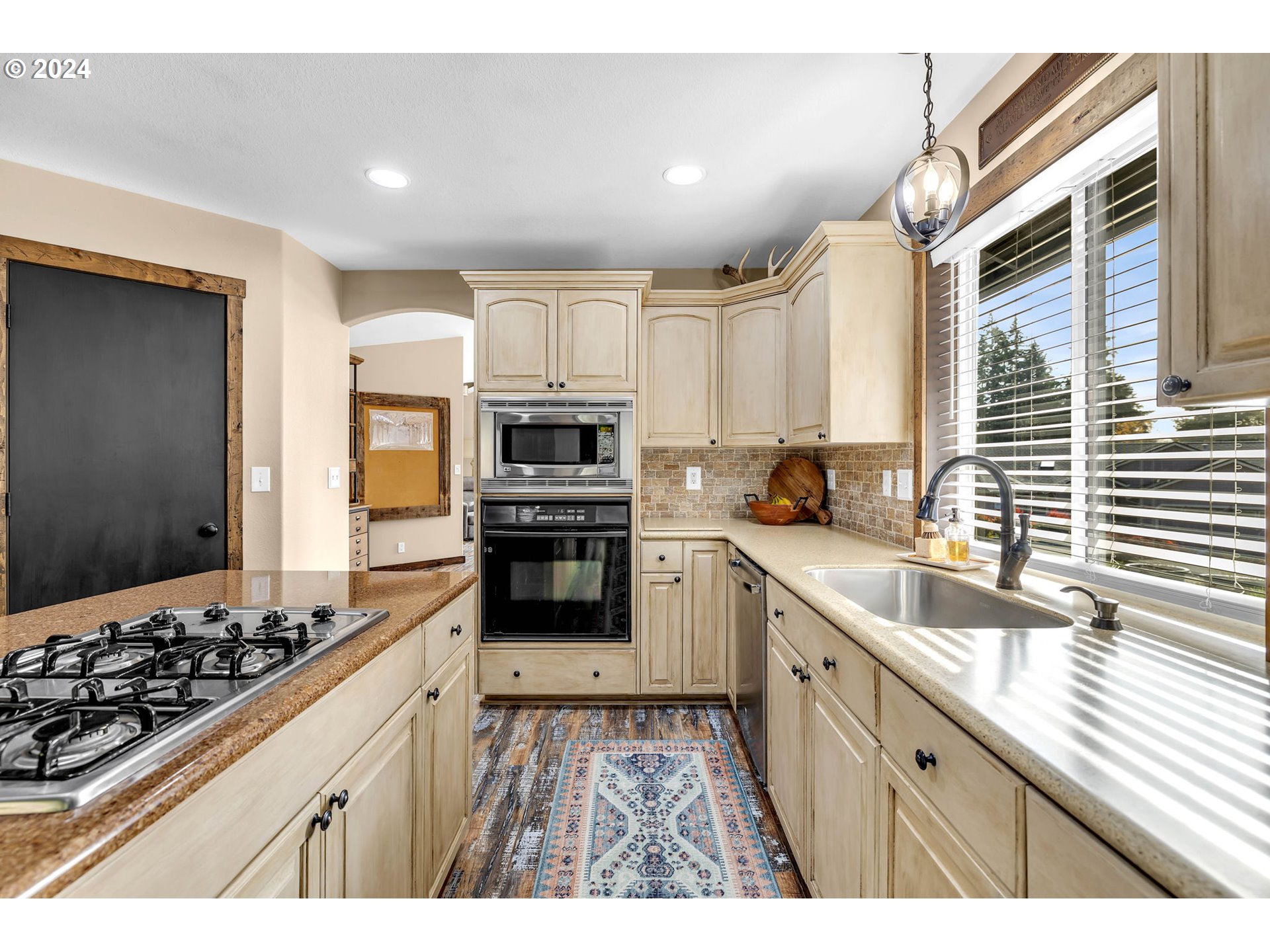 1127 E PIONEER LOOP