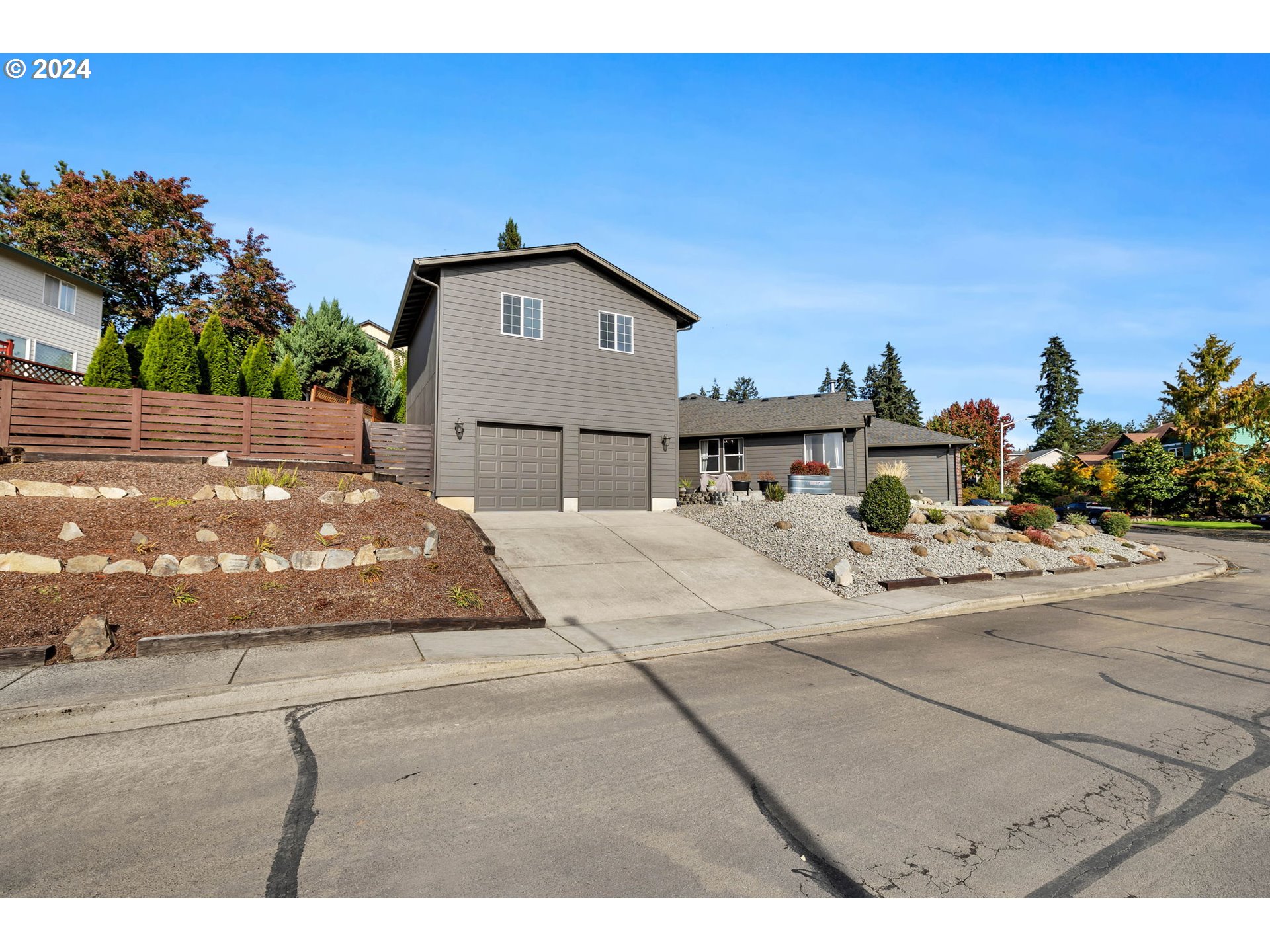1127 E PIONEER LOOP