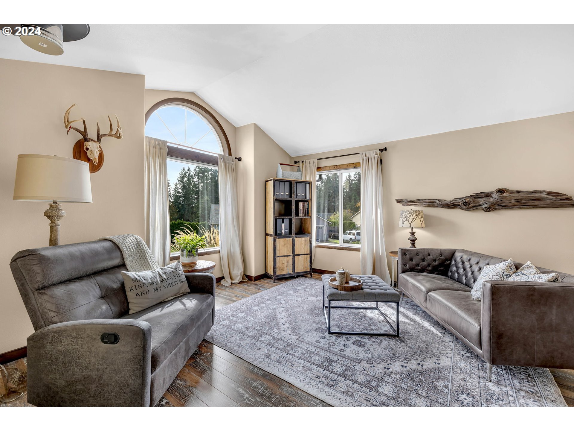 1127 E PIONEER LOOP