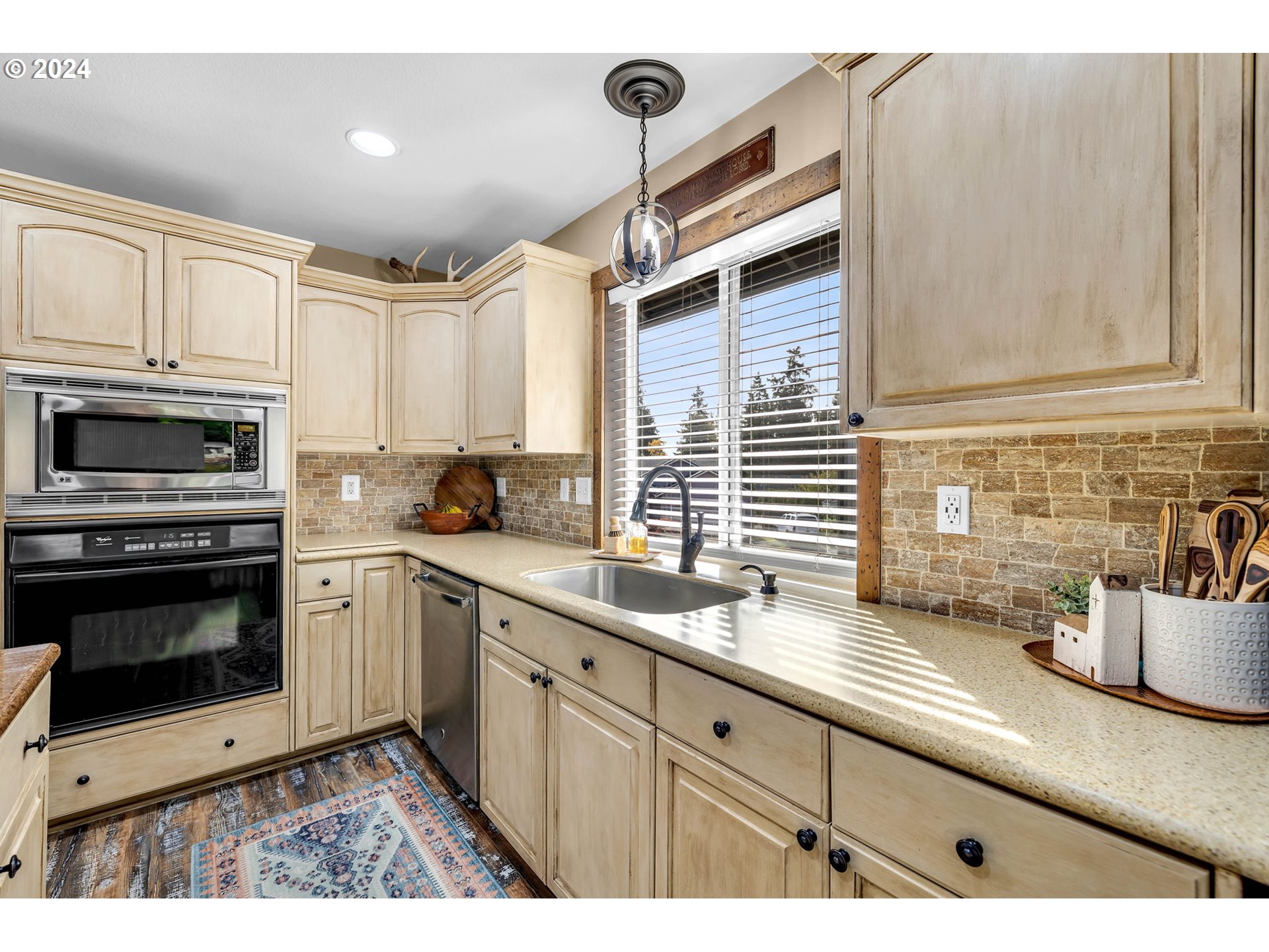 1127 E PIONEER LOOP
