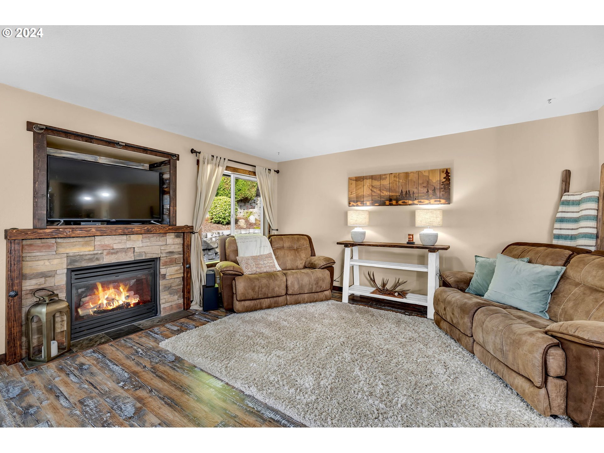 1127 E PIONEER LOOP