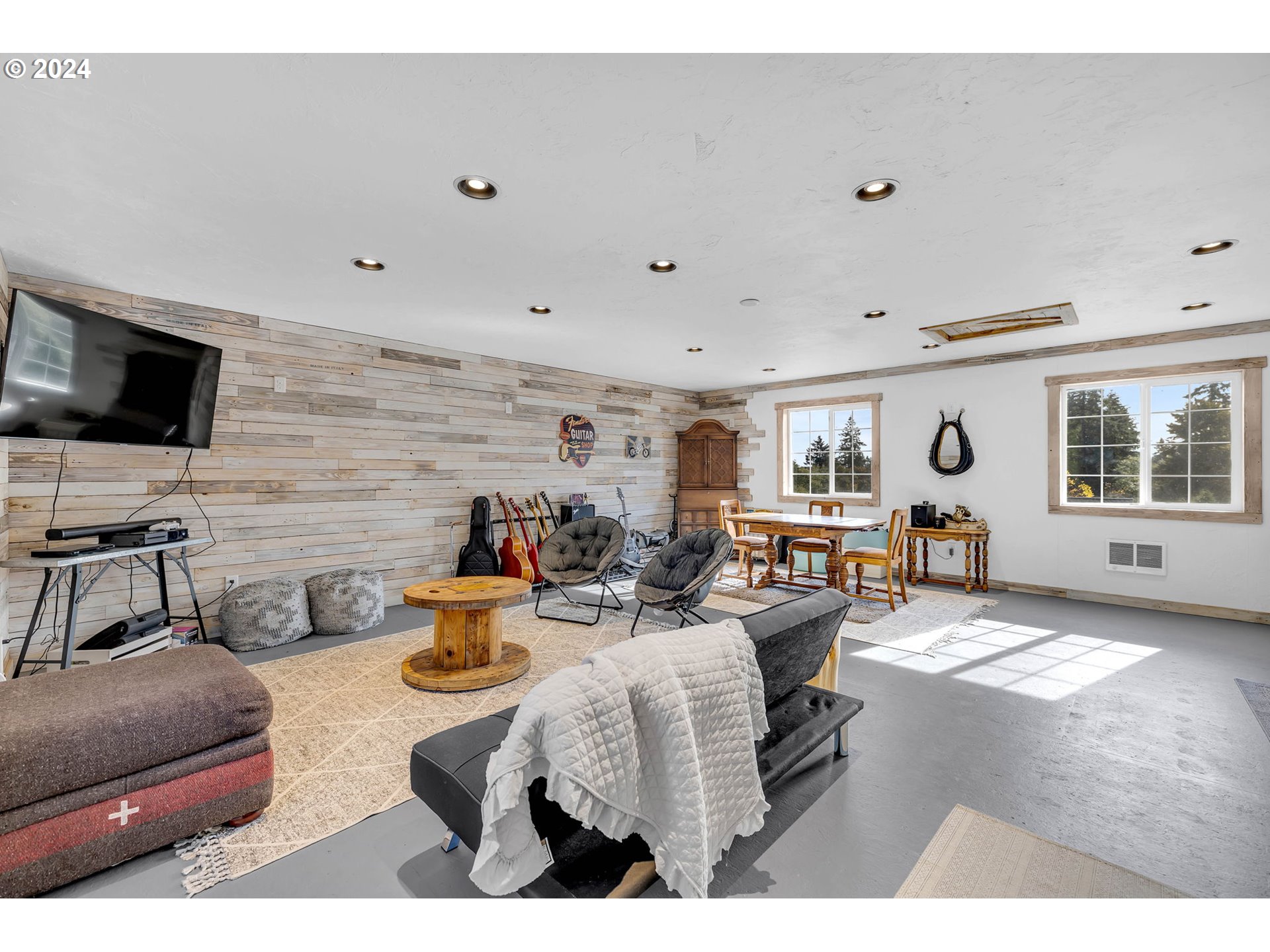 1127 E PIONEER LOOP