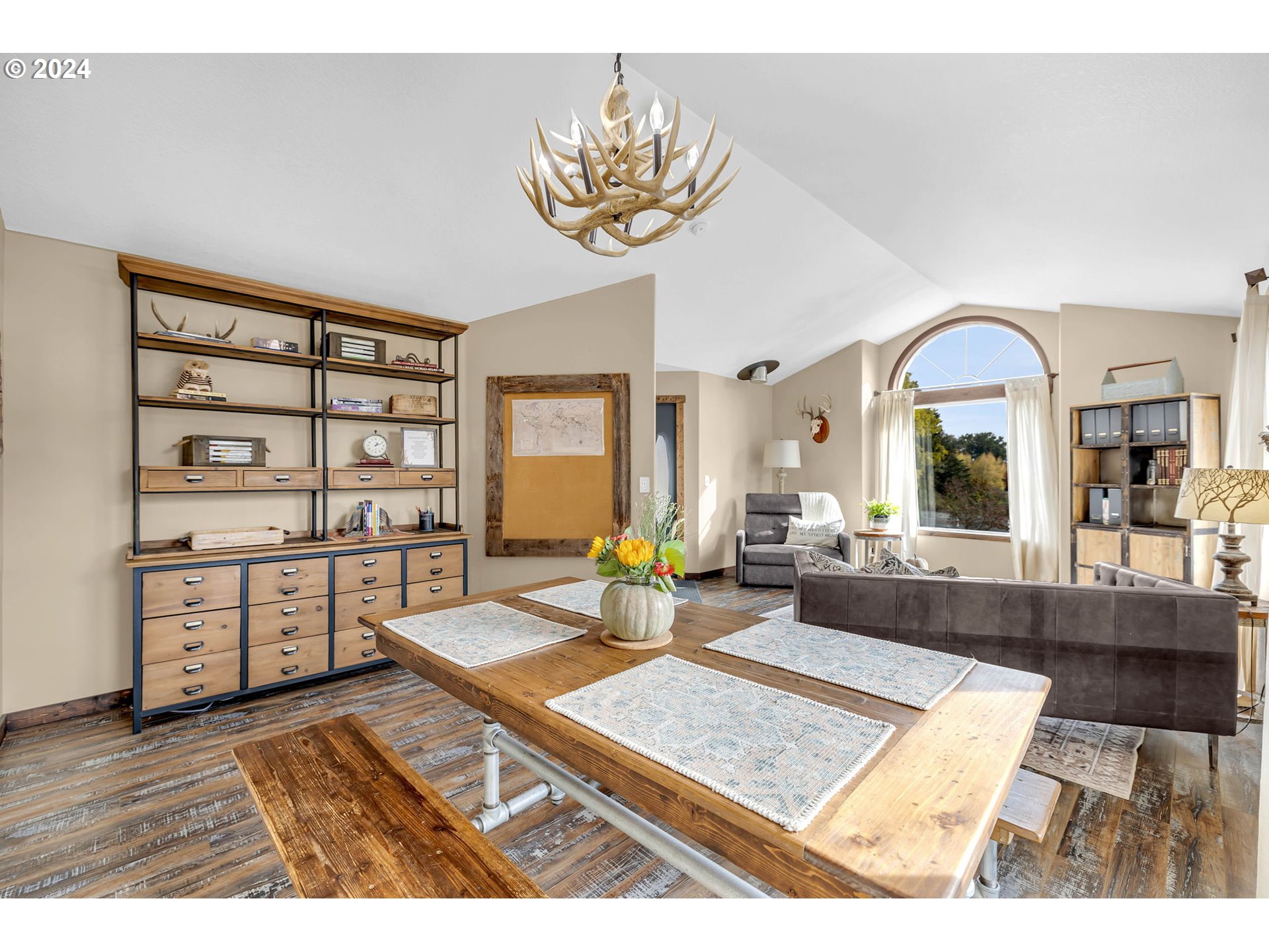 1127 E PIONEER LOOP