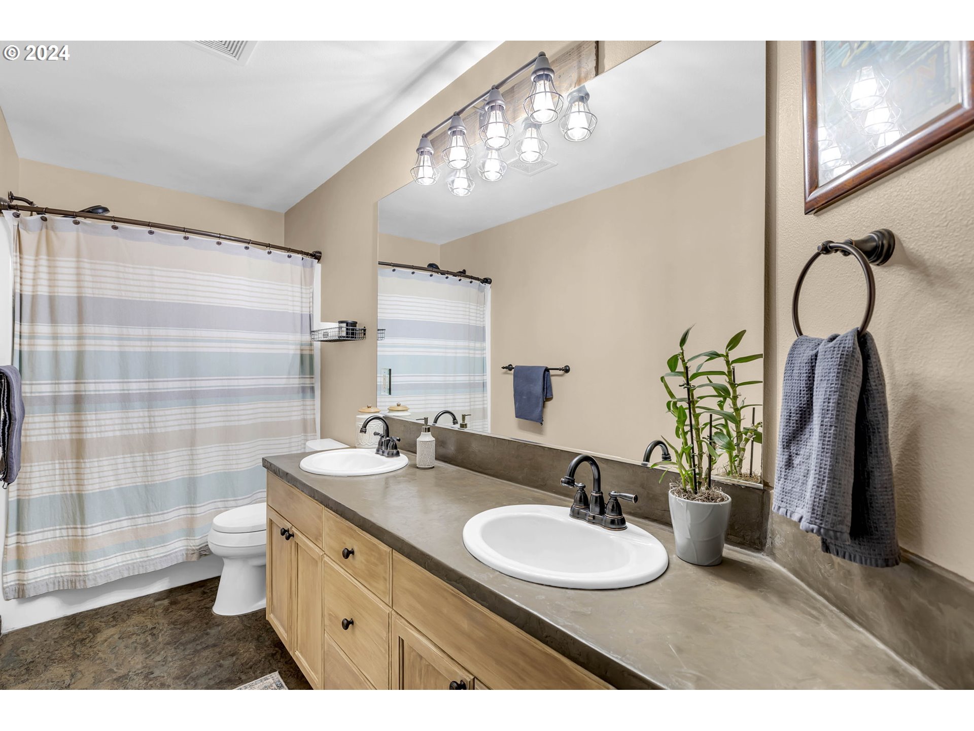 1127 E PIONEER LOOP