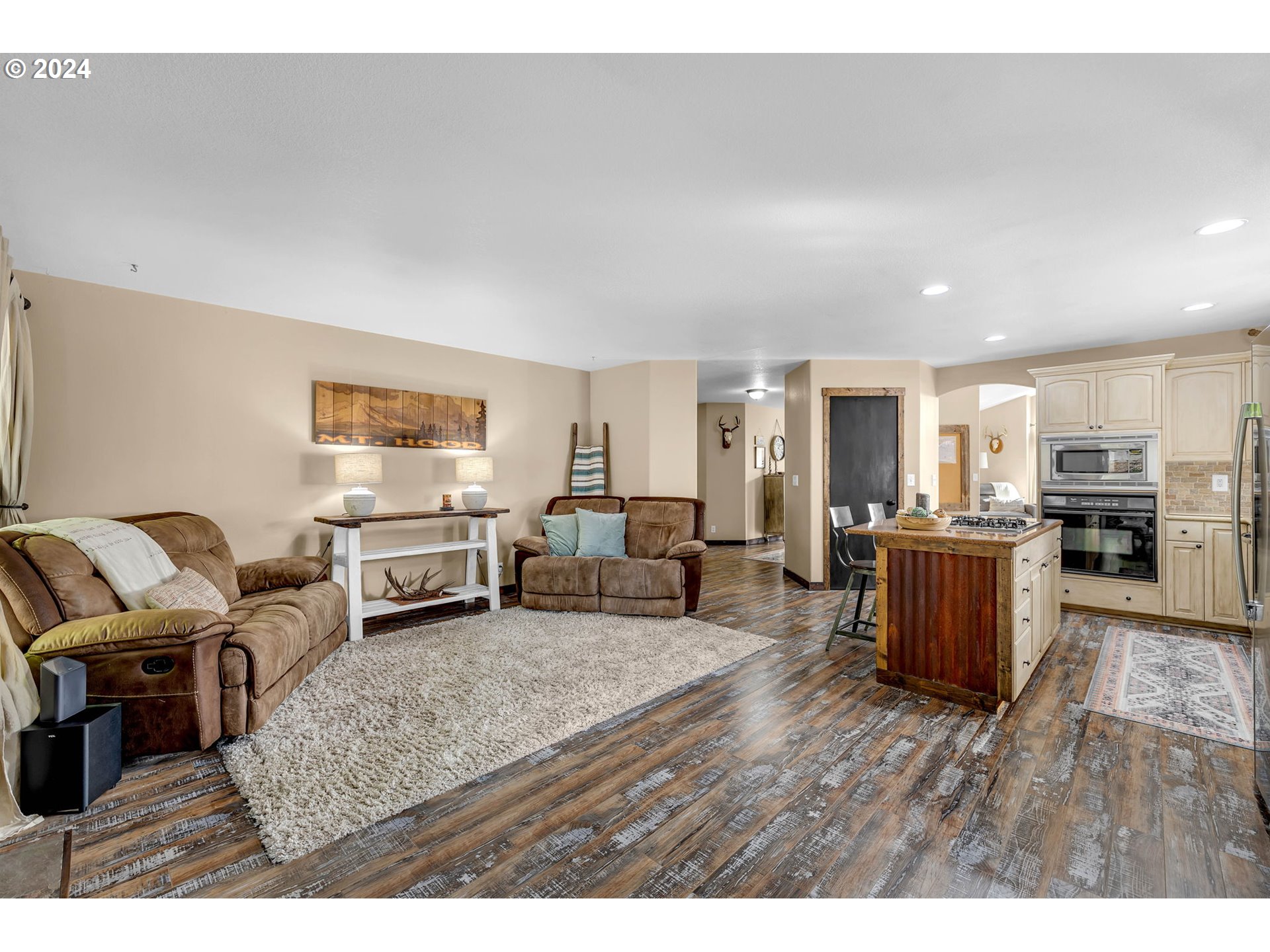 1127 E PIONEER LOOP