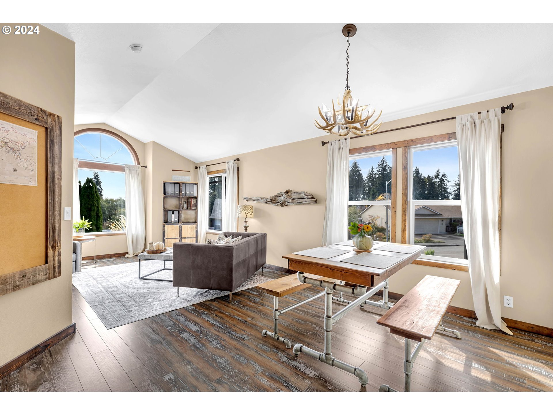 1127 E PIONEER LOOP
