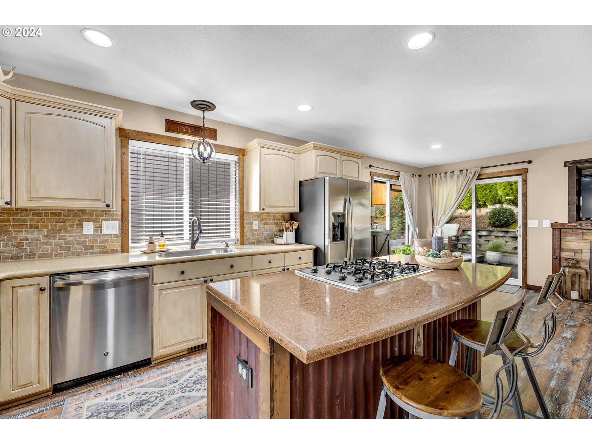 1127 E PIONEER LOOP