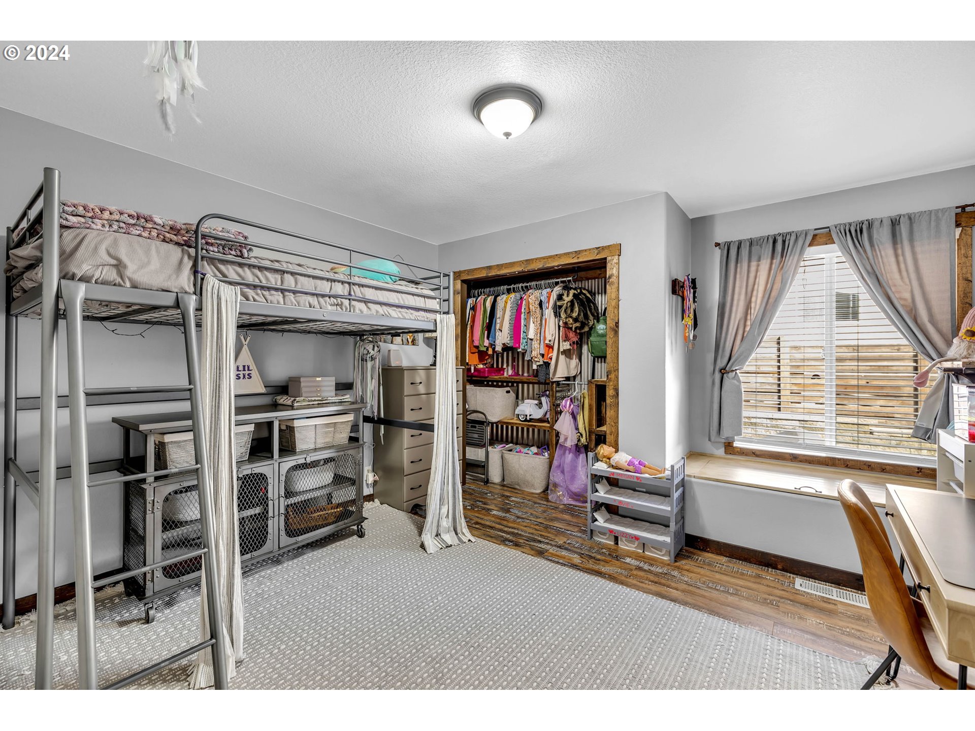 1127 E PIONEER LOOP