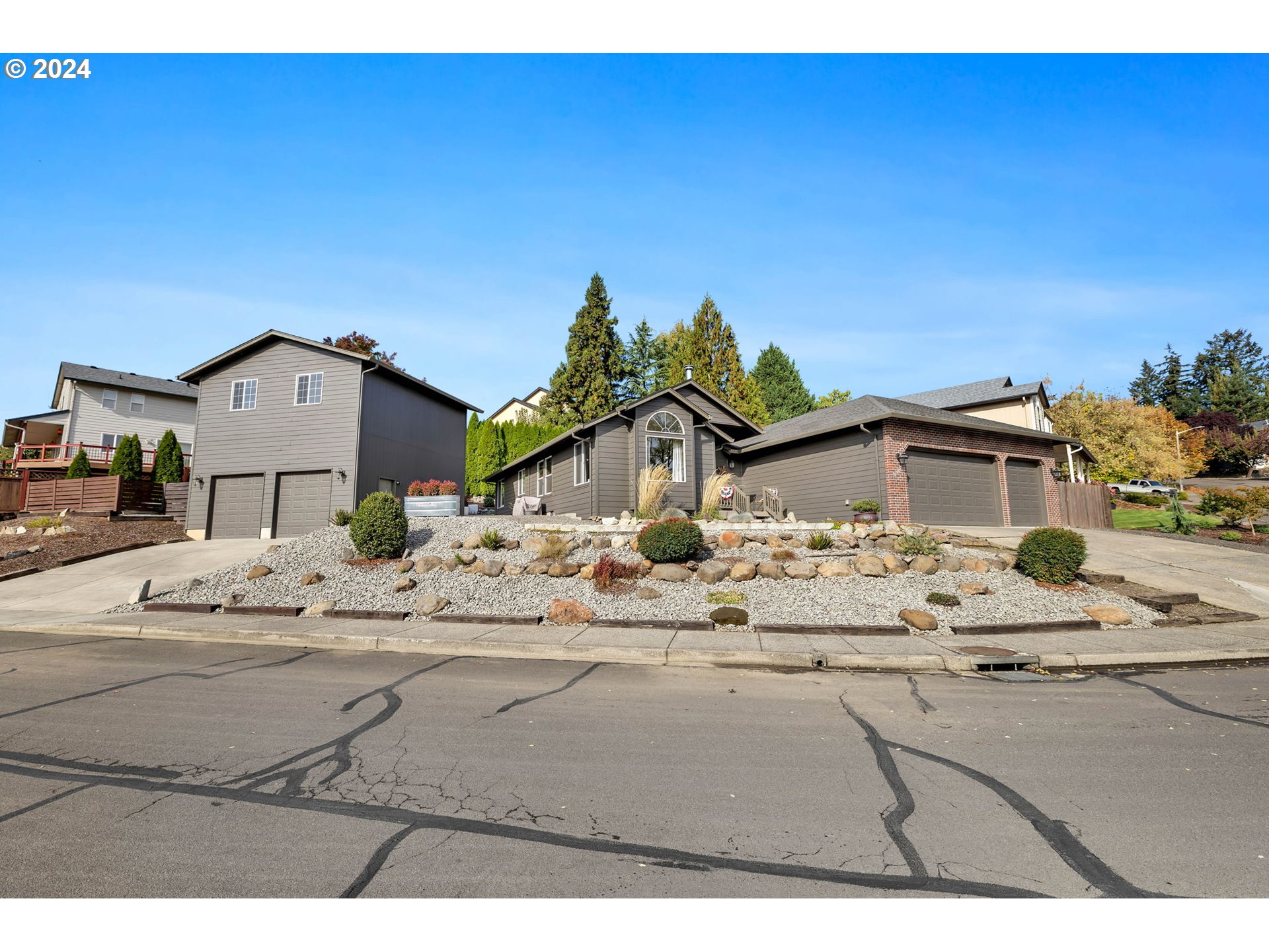 1127 E PIONEER LOOP