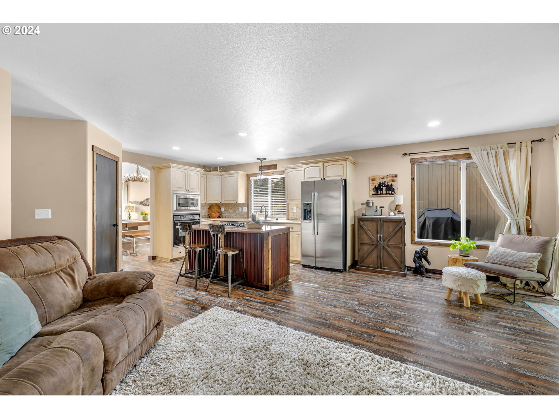 1127 E PIONEER LOOP