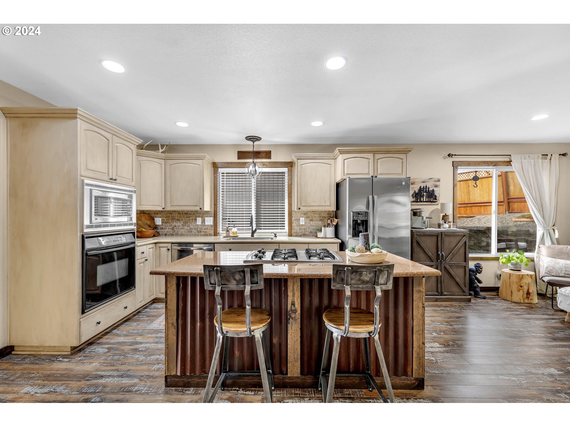 1127 E PIONEER LOOP