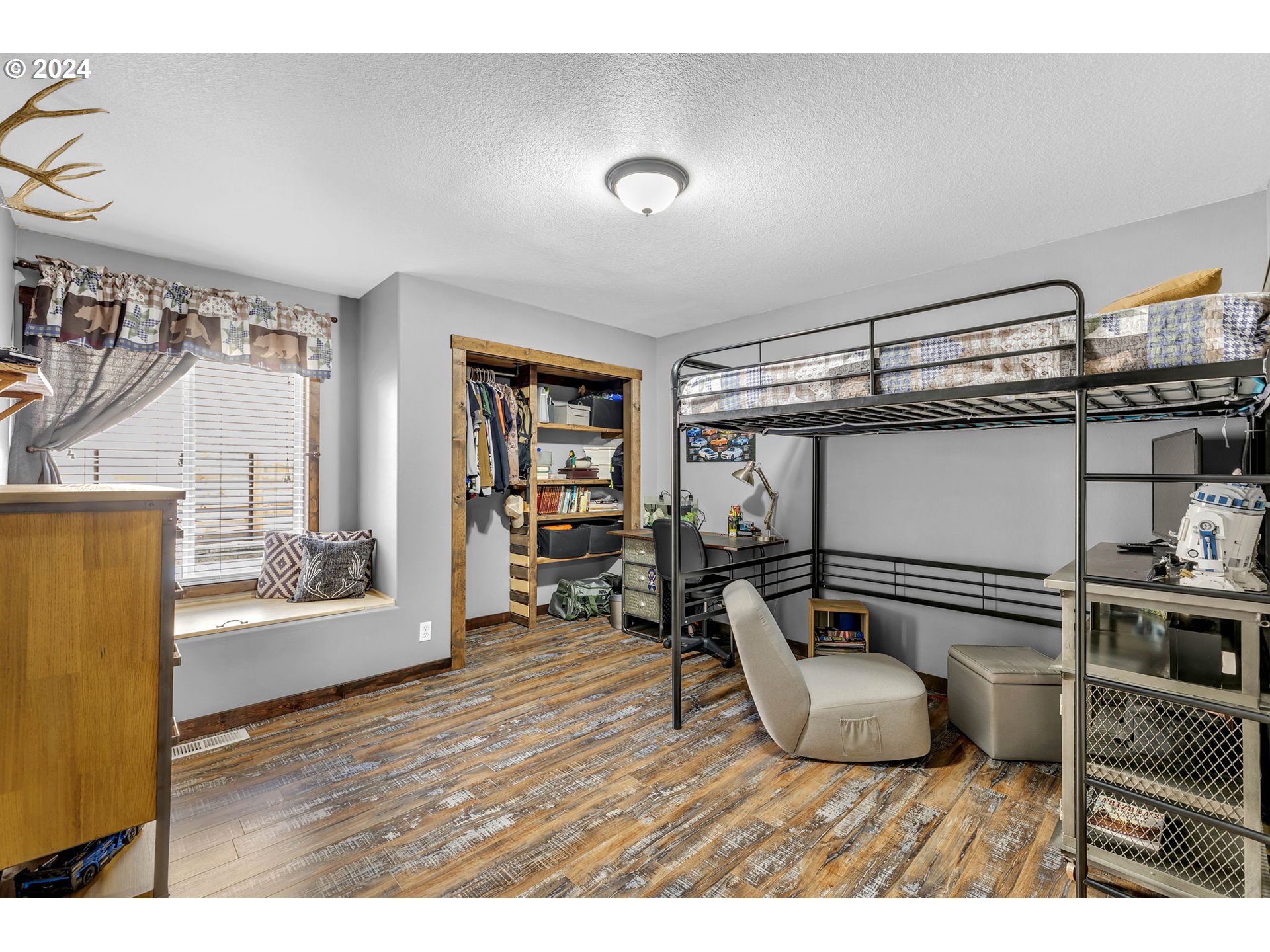 1127 E PIONEER LOOP