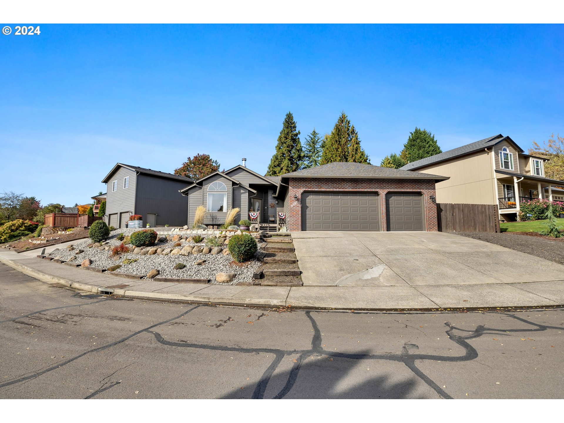 1127 E PIONEER LOOP