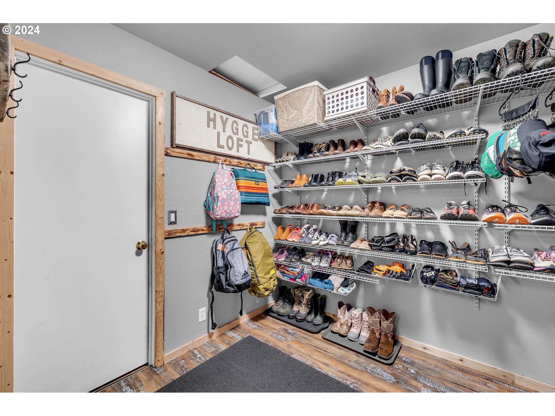 1127 E PIONEER LOOP
