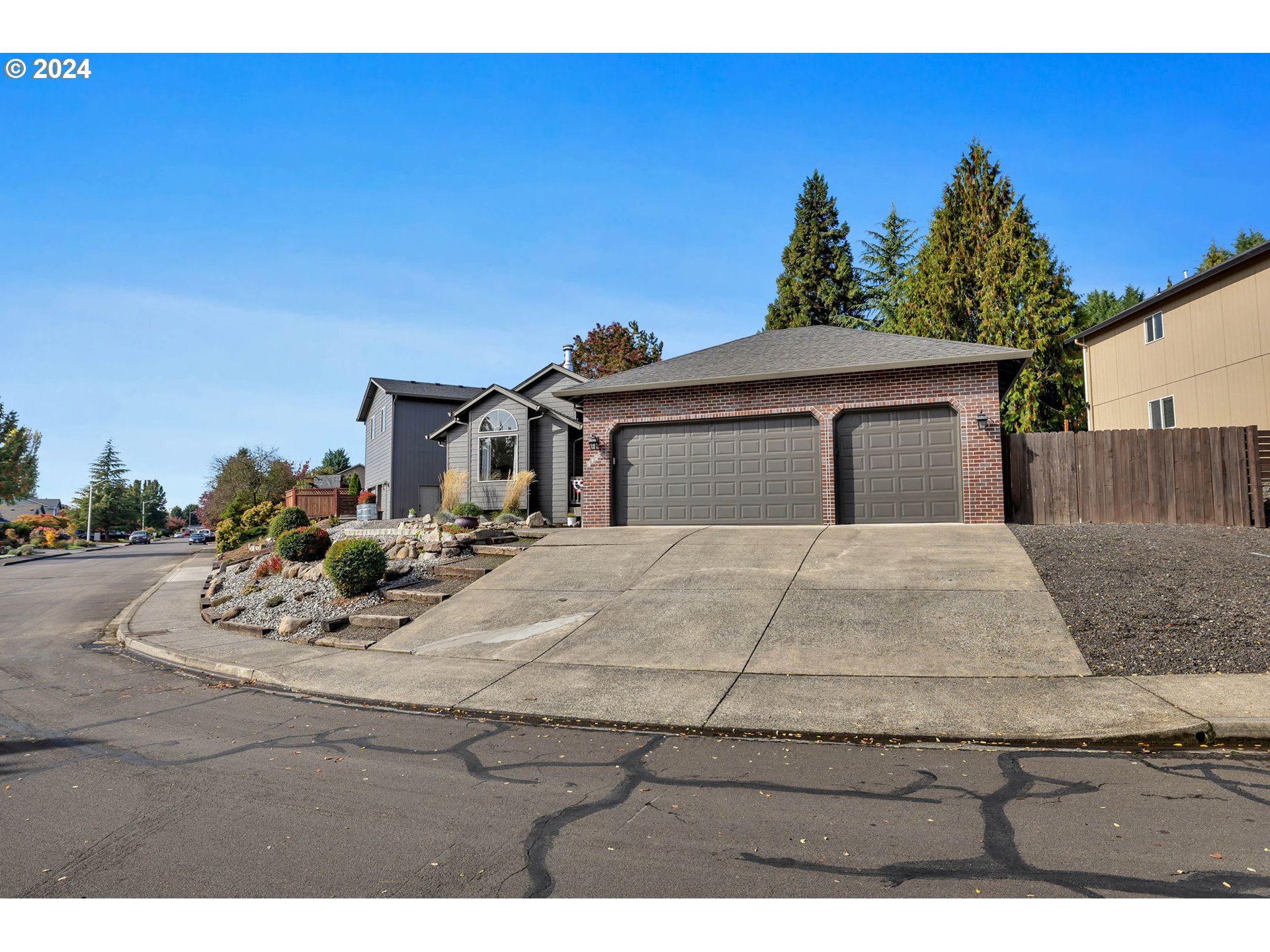 1127 E PIONEER LOOP
