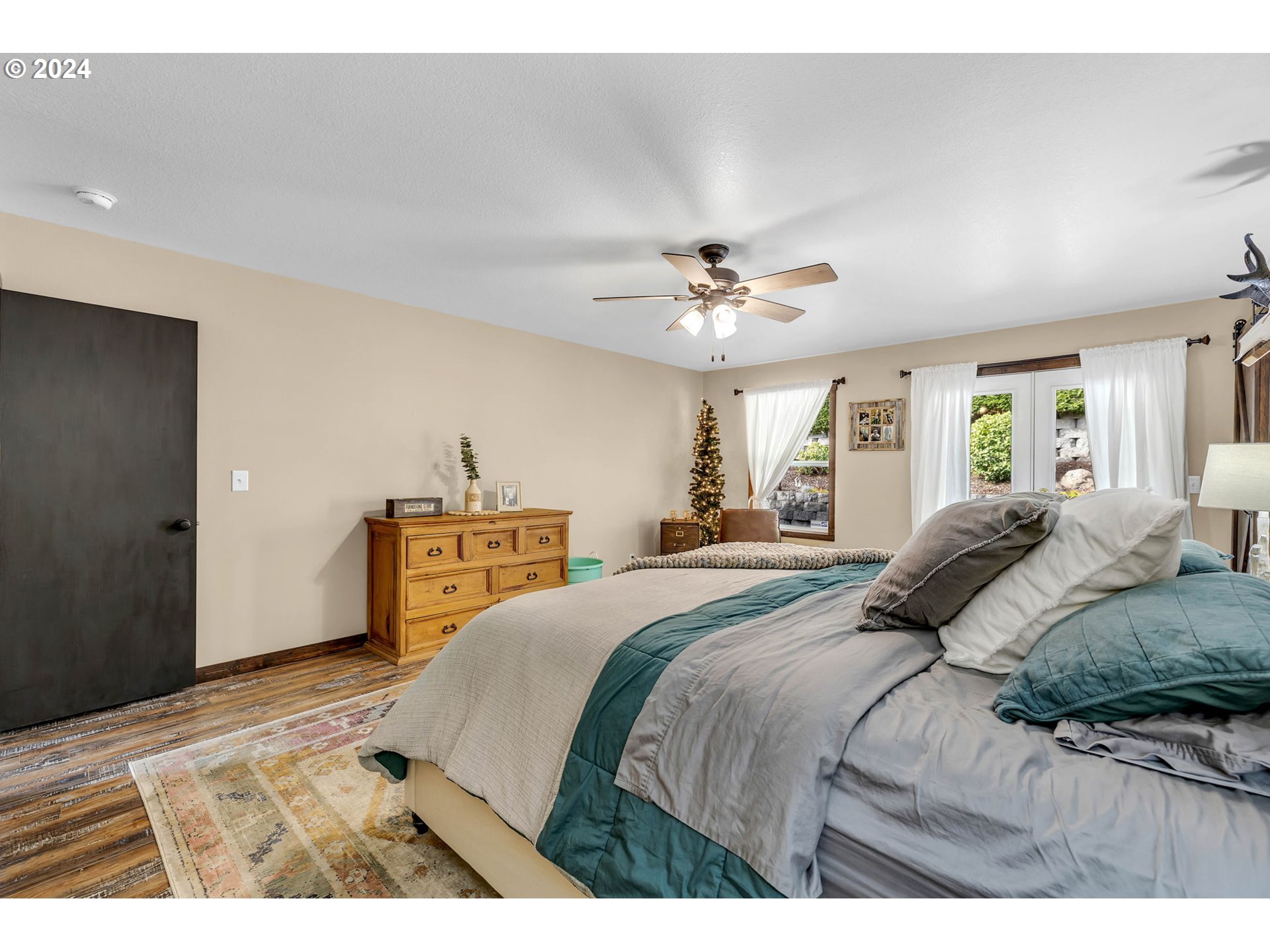 1127 E PIONEER LOOP