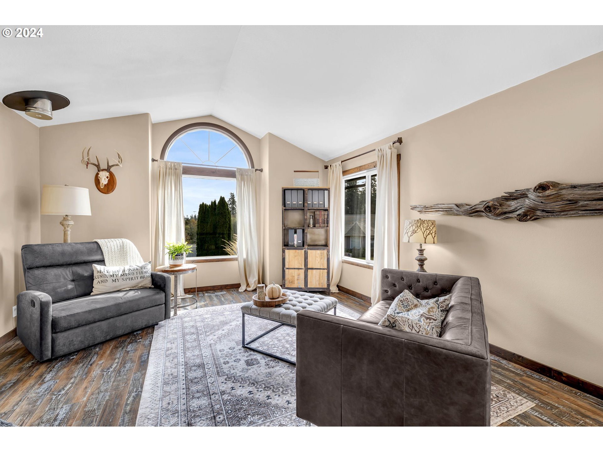 1127 E PIONEER LOOP