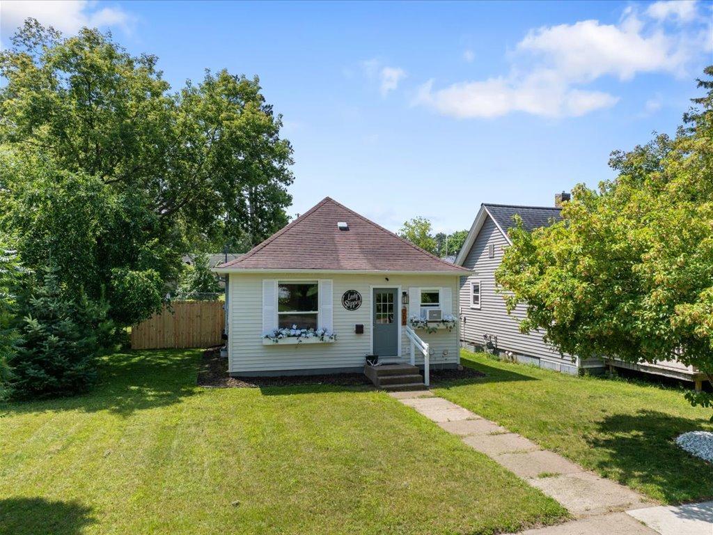 208 2nd Street NE