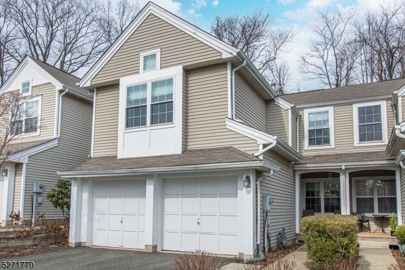 19 RIDGEWOOD DR