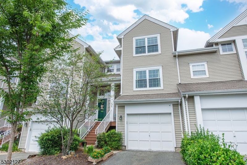 32 RIDGEWOOD DR