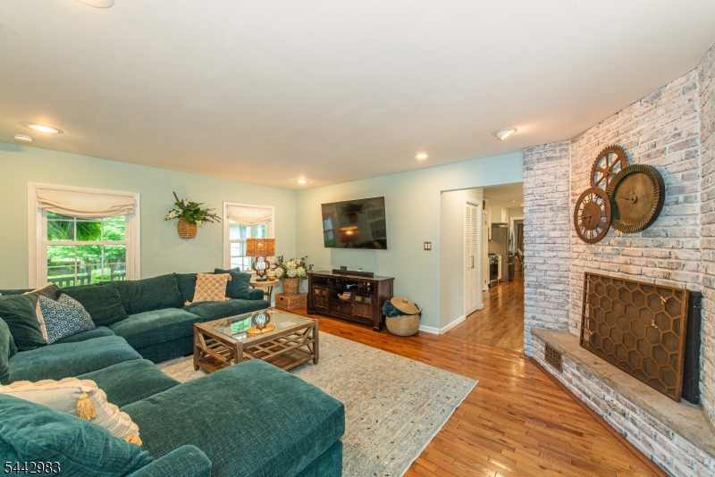17 Hillcrest Dr
