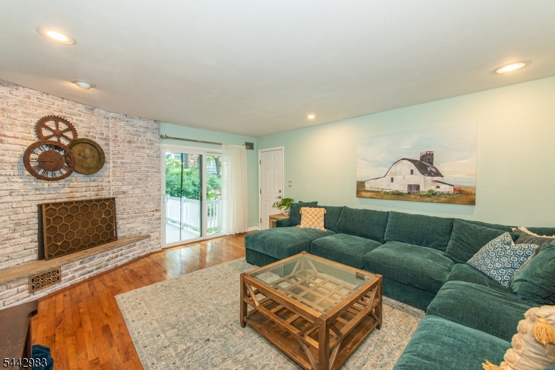 17 Hillcrest Dr