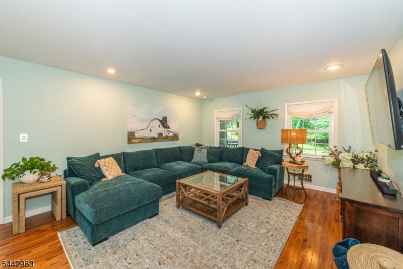 17 Hillcrest Dr