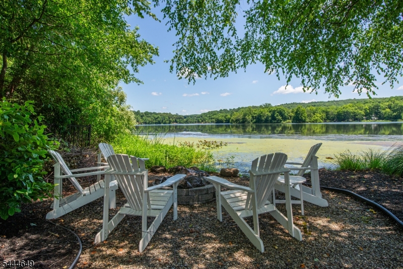 10 INDIAN TRAIL RD