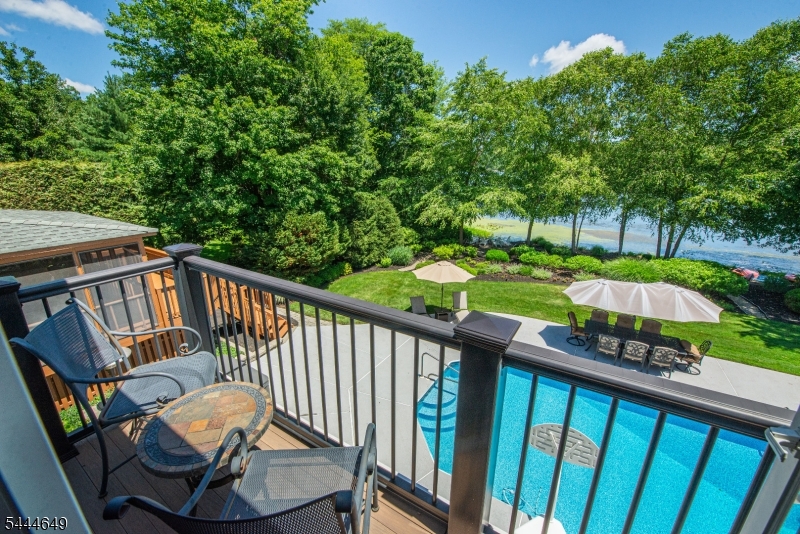 10 INDIAN TRAIL RD