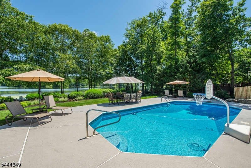 10 INDIAN TRAIL RD