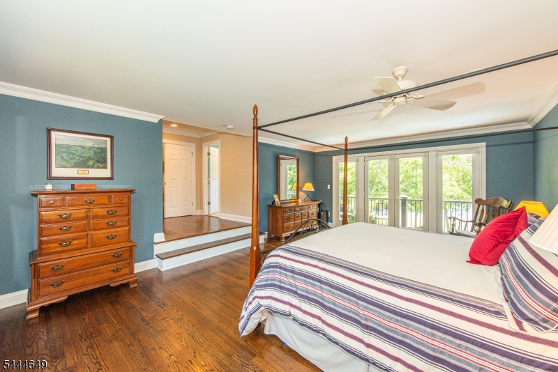 10 INDIAN TRAIL RD