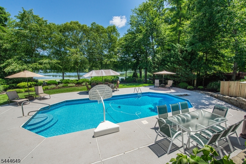 10 INDIAN TRAIL RD