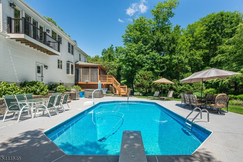 10 INDIAN TRAIL RD