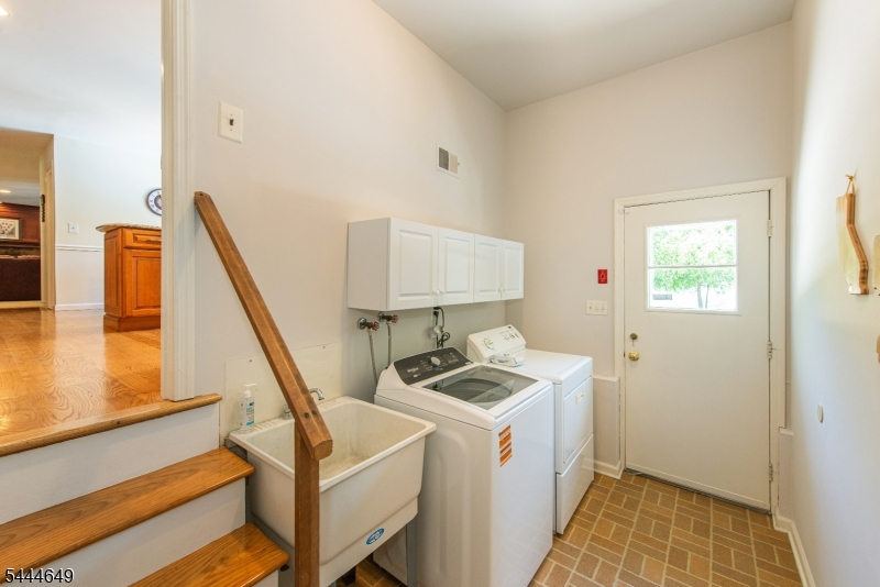 10 INDIAN TRAIL RD