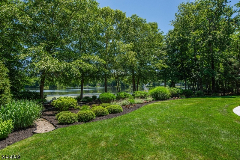 10 INDIAN TRAIL RD