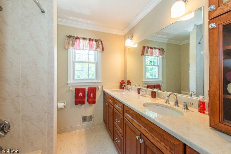 10 INDIAN TRAIL RD