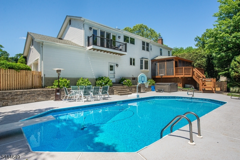 10 INDIAN TRAIL RD
