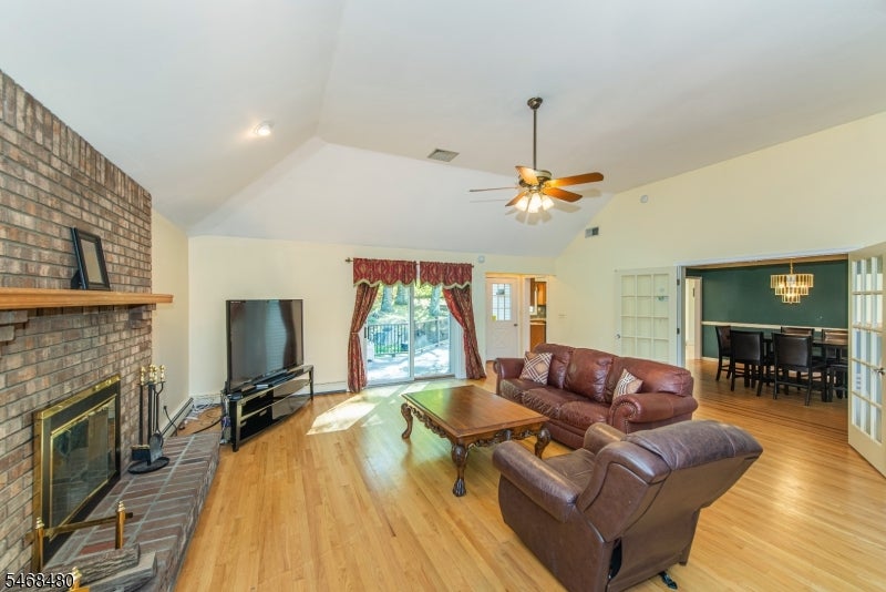 10 JAMES RD